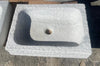 Lavabo de mármol abujardado.