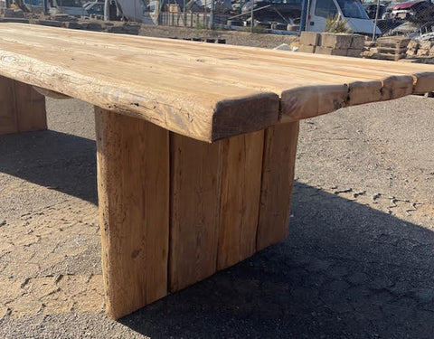 Mesa grande con vigas recuperadas