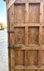 Portón de madera con clavos.