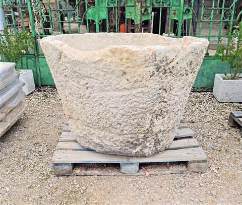 Pilon de piedra redondo con pedestal