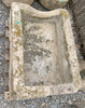 Pilón rectangular de piedra.