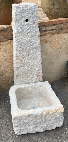 Fuente de piedra de pared
