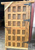Portón de madera con clavos.