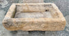 Pilón rectangular de piedra.