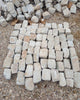 Adoquines piedra blanca.