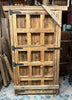 Portón de madera con clavos.
