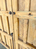 Portón de madera restaurado.