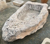 Piletas de rocas irregulares grandes.