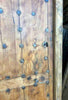 Portón de madera con clavos.