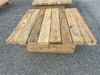 Mesa baja de madera recuperada.