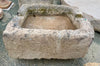 Pilón rectangular de piedra.