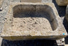 Pilón rectangular de piedra.