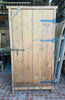 Portón de madera con clavos.