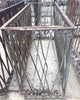 Balcón antiguo de hierro con remaches.