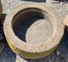Pila de piedra roja.