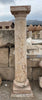 Columna de piedra travertino.