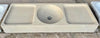 Fregadero antiguo de piedra con escurridor.