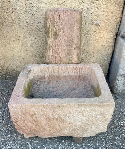 Fuente de piedra de pared