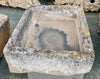 Pilón rectangular de piedra caliza.