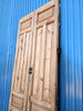 Puerta de madera restaurada.
