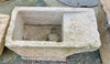 Pila de lavar antigua de piedra.