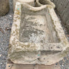 Pilón rectangular de piedra.