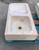 Antiguo fregadero de marmol rosa.