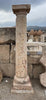 Columna de piedra travertino.