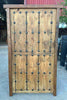 Portón de madera con clavos.