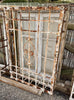 Ventana de madera con reja