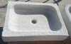 Lavabo de mármol abujardado.