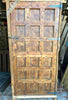 Portón de madera con clavos.