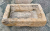 Pilón rectangular de piedra.