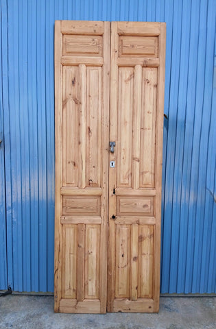 Puerta de madera restaurada