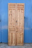 Puerta de madera restaurada.