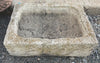 Pilón rectangular de piedra.