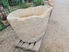 Pilon de piedra redondo con pedestal.