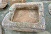 Pilón rectangular de piedra.