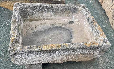 Pilón rectangular de piedra caliza