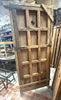 Portón de madera con clavos.