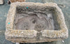 Pilón rectangular de piedra.