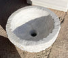 Lavabo redondo de marmol.