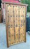 Portón de madera con clavos.