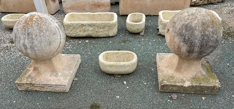 Pareja de remates de piedra
