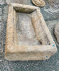 Pilón rectangular de piedra.