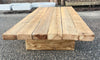 Mesa baja de madera recuperada.