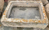 Pilón rectangular de piedra.
