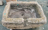 Pilón rectangular de piedra.