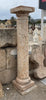Columna de piedra travertino.