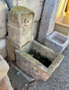 Fuente de piedra de pared.